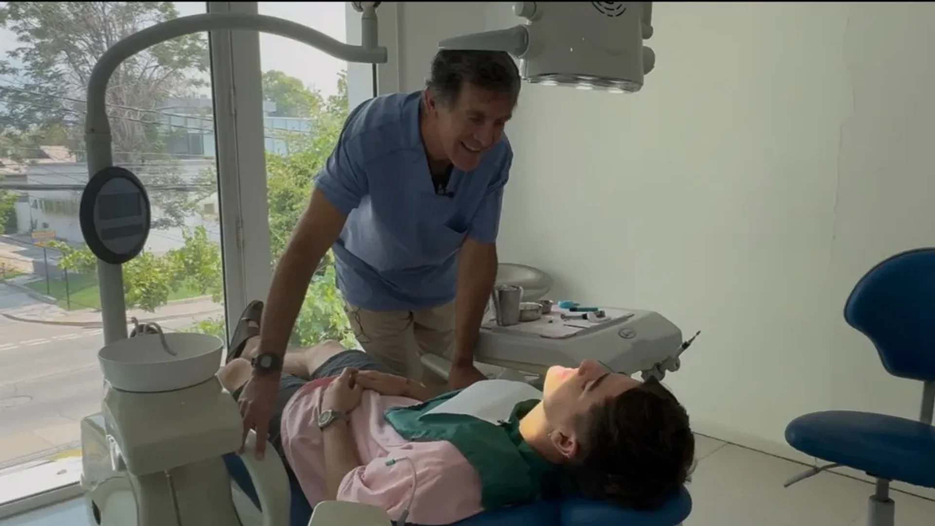 Dr. Rajevic realizando diagnóstico clínico con paciente